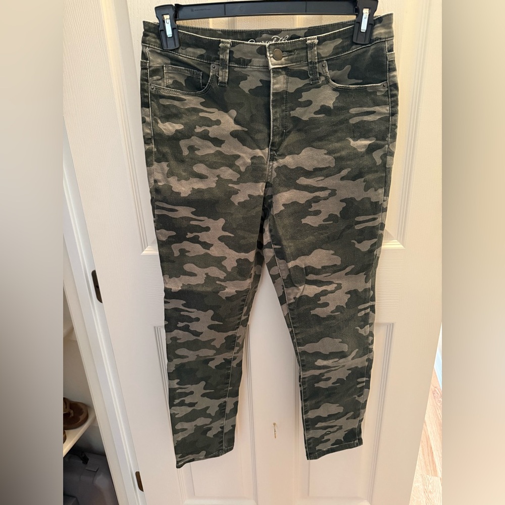 Universal Thread Camouflage Pants